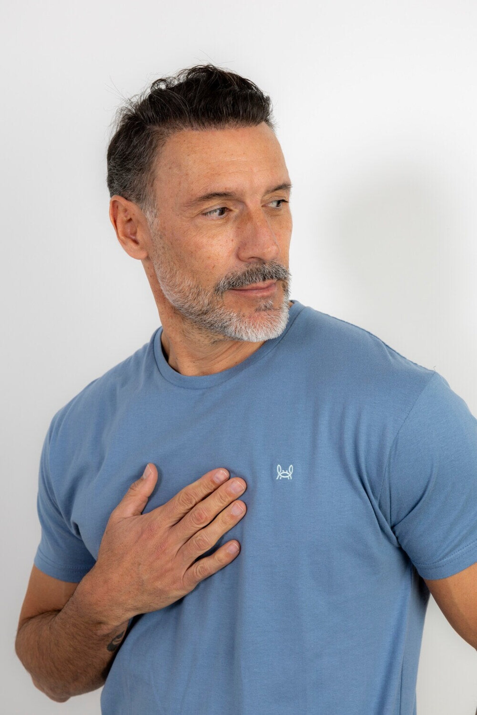 CAMISETA BÁSICA AZUL ÁCIDO - 2
